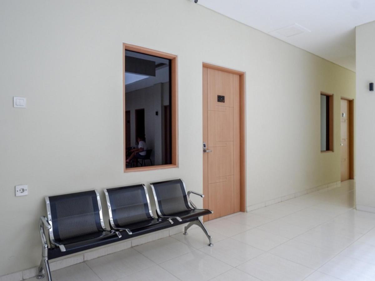 เรดดอร์ซ ใกล้ทางออก Tol Banyumanik 2 Hotel Srondolwetan ภายนอก รูปภาพ